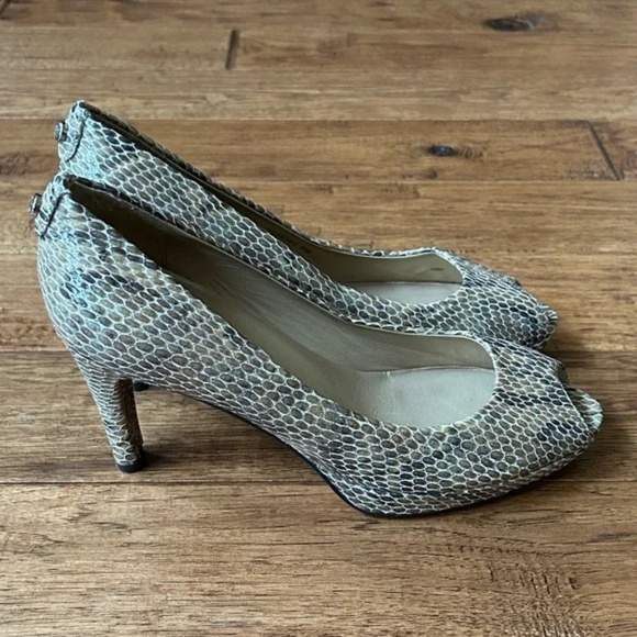 Stuart Weitzman Logo Plainfield Peep Toe Pumps Heels Mushroom Snakeskin Size 9 - Picture 11 of 11